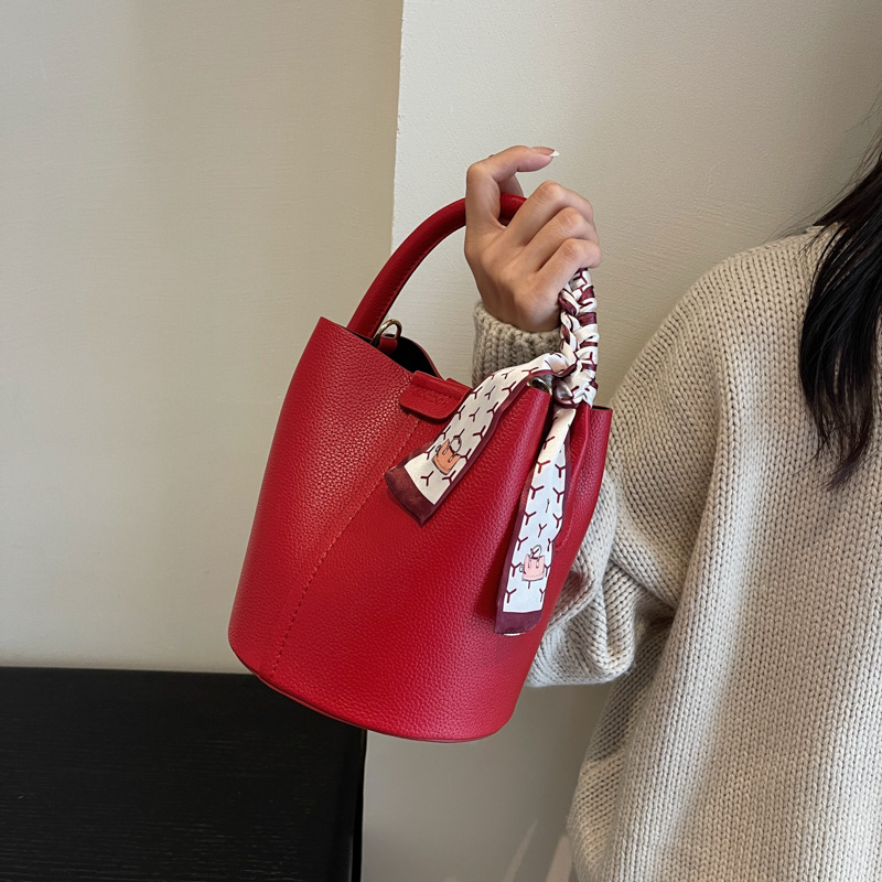 Red PU Bucket Shoulder and Cro - Luxury Bags On Sales 评论和价格